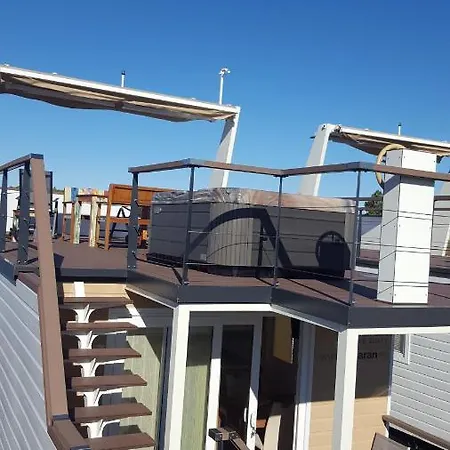 Hausboot - Floating House Water Lily Botel Pula