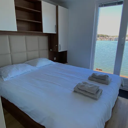 Hausboot - Floating House Water Lily 普拉