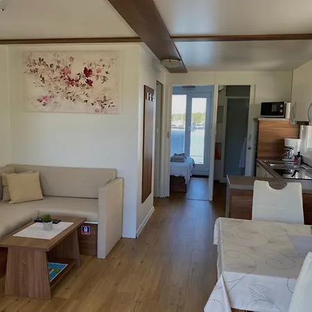 Hausboot - Floating House Water Lily 船屋 普拉