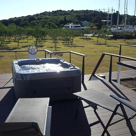 Hausboot - Floating House Water Lily Hotel en barco *