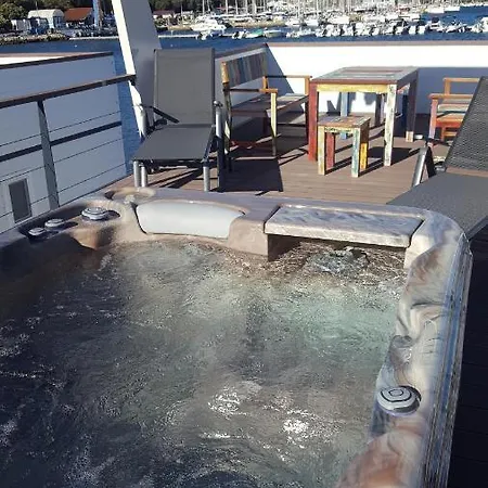 بوتيل Hausboot - Floating House Water Lily بولا