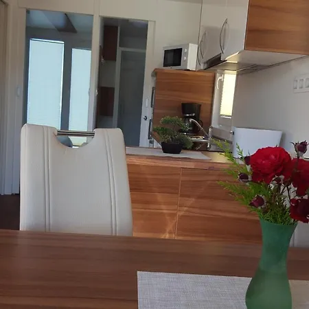 Hausboot - Floating House Water Lily Hotel na wodzie Pula