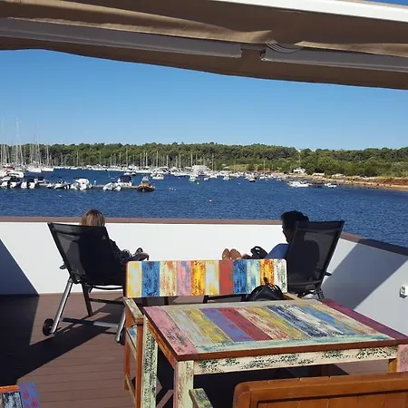 Hotel en barco Hausboot - Floating House Water Lily Pula