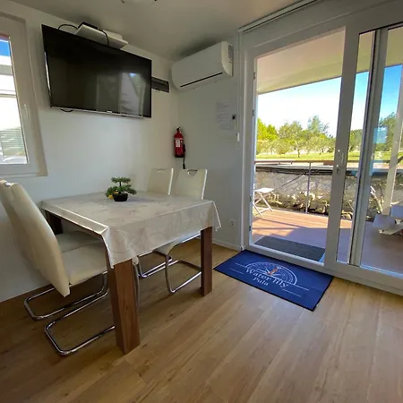 Hausboot - Floating House Water Lily 보트호텔 풀라