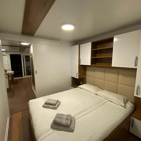 Hausboot - Floating House Water Lily 보트호텔 *