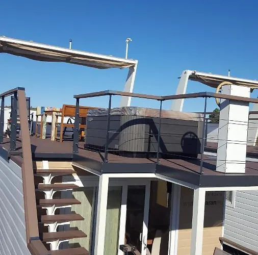 Hausboot - Floating House Water Lily 보트호텔 풀라