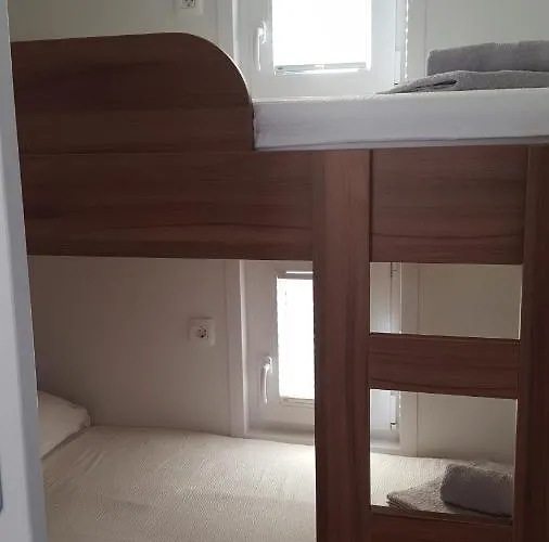 Hausboot - Floating House Water Lily 보트호텔