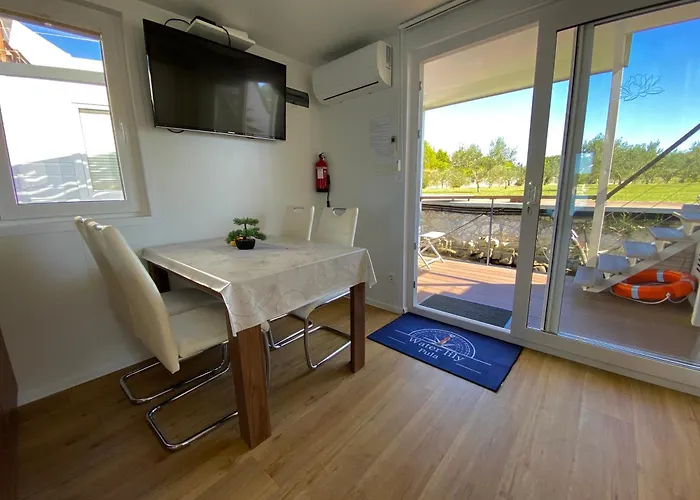 Hausboot - Floating House Water Lily 보트호텔 풀라