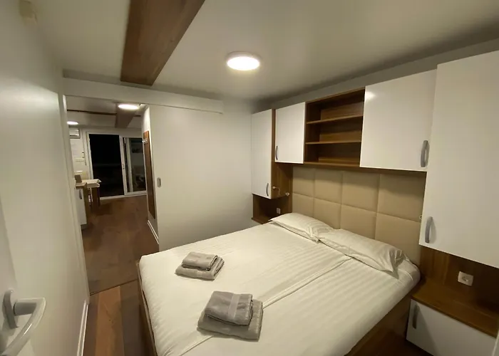 Hausboot - Floating House Water Lily 보트호텔 *