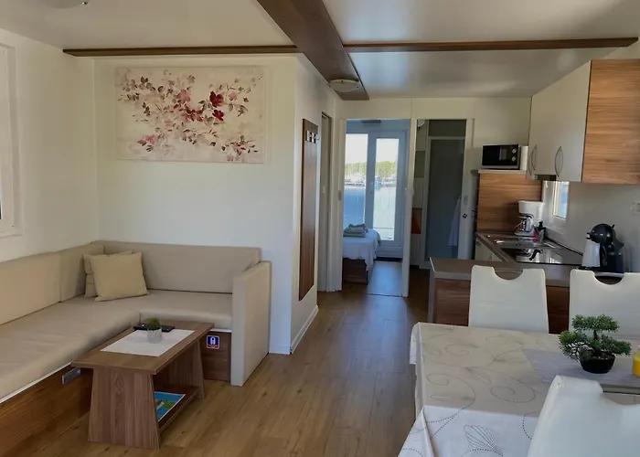 Hausboot - Floating House Water Lily 보트호텔 풀라