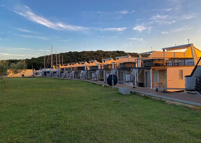 Hausboot - Floating House Water Lily 보트호텔 풀라