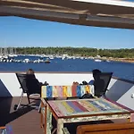 Ботель Hausboot - Floating House Water Lily Пула