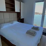 Hausboot - Floating House Water Lily Пула