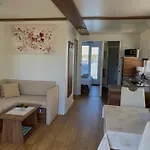 Hausboot - Floating House Water Lily Ботель Пула